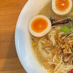 麺屋 だいくう - 博多味玉中華そば大盛り８５０円　左
