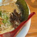麺屋 だいくう - 博多味玉中華そば大盛り８５０円　右