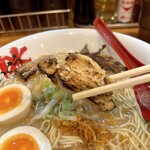 麺屋 だいくう - 博多味玉中華そば大盛り８５０円のチャーシュー！