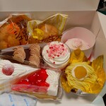 お菓子のハタダ - ショートケーキ６個とシュークリーム２個買って (税込)2,548円 (2024.03.10)