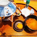 Mikawa Tonteki - 炭焼き豚丼1350円税込・味噌汁、漬物、温泉玉子、薬味付き