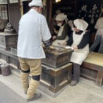 あぶり餅 本家 根元 かざりや - 炭火で炙ってはります。良い香り