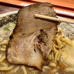 ラーメン凪 - チャーシューか、かなり大きい