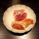 おみ乃 椿 - 鶏刺し（高原比内地鶏 砂肝 & レバー）