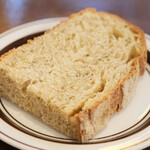 エスカルゴ - 本日の鮮魚のランチ 1900円 のパン
