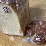 SUMOU BAKERY - この季節はどこのパン屋さんでも桜餅あんぱんありますね　　桜の塩漬けが好きなのでつい買っちゃいます