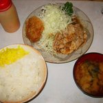 とんかつ三太 - 「しょうが焼定食＋メンチ1枚」800円