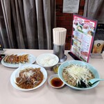 Ajihei - 味噌ラーメンのもつ煮込み定食、ネギトッピングに餃子