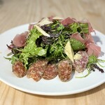 Pizzeria Napoletana Da Yuki - くいしんぼうサラダ（サラミや生ハム、チーズの入ったサラダ）