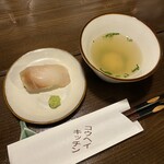 Kouhei Kicchin - お通し　毎回違うネタの握りと潮汁　このスープが本当に美味しい