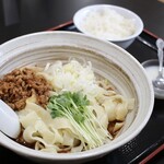 満州園 - 麻辣刀削麺 (税込913円)