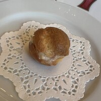 ル・ブルギニオン - アミューズ　チーズシューの中に塩豚とクリチ