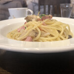 Pizzeria Baffetto - ベーコンときのこのペペロンチーノのアップ(横から)