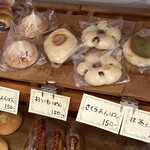 ルナ・パン - 白い生地が多い