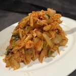 武蔵小杉 大衆焼肉 暴飲暴食 - 山盛り白菜キムチ