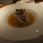 ラ シャッス - 道東で仕留めた蝦夷雷鳥　胸肉のスープ仕立て　森の香り　そのもも肉のグリエとともに（10500円）