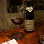 ラ シャッス - グラスの赤ワイン