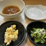 天婦羅 割烹 藤よし - 最初に出されるお惣菜2種（手間）、奥は付け汁と塩。