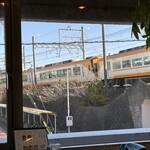 238213279 - 鳥羽駅に向かう各列車は徐行して通っていきます。