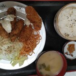 カフェレスト 潤 - 連れのＮ氏（牡蠣好き）は、カキフライ定食（画像が逆さま・・・。＿ﾄ￣|○）