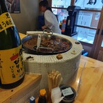 食堂うめぼし - 入口に大鍋で