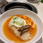 食道園 - 木が乗ってるかと思ったら干し肉！冷麺発祥の店と言われる名物の冷麺！