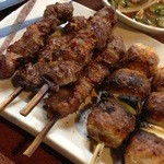 久仁 - ジューシーなカシラ（左）・つくね