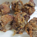 ハニーカレー - から揚げは食べ易く一個を半分のサイズに切ってありました。
