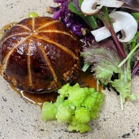 フランス産鴨肉とフォアグラのパイ包み焼き　サラダ添え