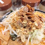 Hokkaidouramen misokuma - 激辛味噌らーめん（大盛、もやしトッピング）揚げにんにくいっぱい