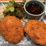 Jikkan - 牛肉コロッケ６３８円。牛肉感は今ひとつですが、揚げたて熱々のコロッケは、ごちそう感がありますね。