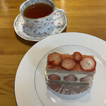 TEAROOM Yoshiki Handa - フレジェ７２０円、お茶８００円（紅茶２種）静岡島田べにふうき。フレジェは苺の酸味が柔らかく、中のクリームともピッタリで、とても美味しくいただきました（╹◡╹）