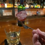 バー ウダ - チャームは燻製チーズとサラミソーセージ