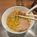 すみれ1994 - ラードで香ばしく炒めたもやしや玉ねぎの風味が美味いです