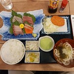 Isomaru Suisan - お刺身盛合せ定食１２０９円ご飯無料大盛