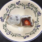 和菓子処 大角玉屋 - 最後に豆大福の豆と小豆の甘さが残ります。
            ただ「いちごの酸味」の後なので、苺の微かな香りに小豆がミックスされるぅぅ❤︎コレが堪らない❤︎