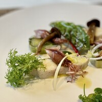 E.Bu.Ri.Ko - 冷製の鰆にシークワーサーと春菊のソース。深谷葱、ホタルイカ、ハタケシメジ黒が使われています。