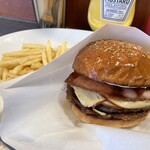 ゴールデンブラウン - ゴールデンブラウンバーガー(¥1879) - 世界の100アイテムの中で「Best burger」に選ばれたというお店No.1商品。バンズは「新橋ベーカリー三田」のものを使用しているそうです