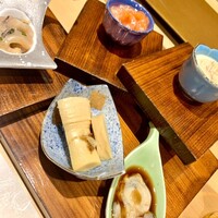 横浜 鮨 ふくじゅ - 筍土佐煮、生牡蠣ポン酢和え、京都産生湯葉、鮭石狩漬けいくら添え、西洋山葵タラコ漬け