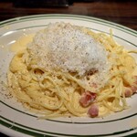 イタリアン　クアトロ - パスタランチ(濃厚カルボナーラ削りたて雪山チーズがけ) ¥1408