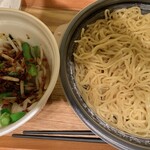 Oosaka Oushou - もやしそば 780円（税込）　左の容器はトッピングの炒め野菜、右の容器は上段に麺、下段にスープ