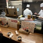 赤札屋 - 手前の冷奴が付き出しで、これが350円でまぁ席料ですね