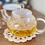 静かな時間を過ごすためのカフェCafePatra - ピンクの薔薇の花をそのまま使ったハーブティー