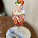 静かな時間を過ごすためのカフェCafePatra - いちごパフェ　