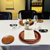Restaurant Kamikura - 一軒家を優美に設えた空間に安らぎました、ガラスがピカピカで気持ち良いです。庭の苔は、雨に浄化されたよう