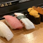 太助 - 左から、エンガワ、中トロ、タコ、ウニ、いくら