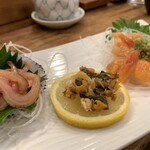 太助 - 赤貝の作り。小さい赤貝でごめんねと