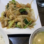 Kan - 肉野菜炒めセット(ライス+スープ付)¥880(税込)