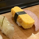太助 - 左から、ヒラメ昆布じめ、玉子、カンパチ、