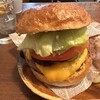 Jack37Burger - バンス、レタス、タルタルソース（マヨネーズ＆レリッシュ）、トマト、・和風ソース（醤油＆グリルドオニオン）、チェダーチーズ、マスタード（マヨネーズ＆レリッシュ）、パティ、バンズといった感じです。